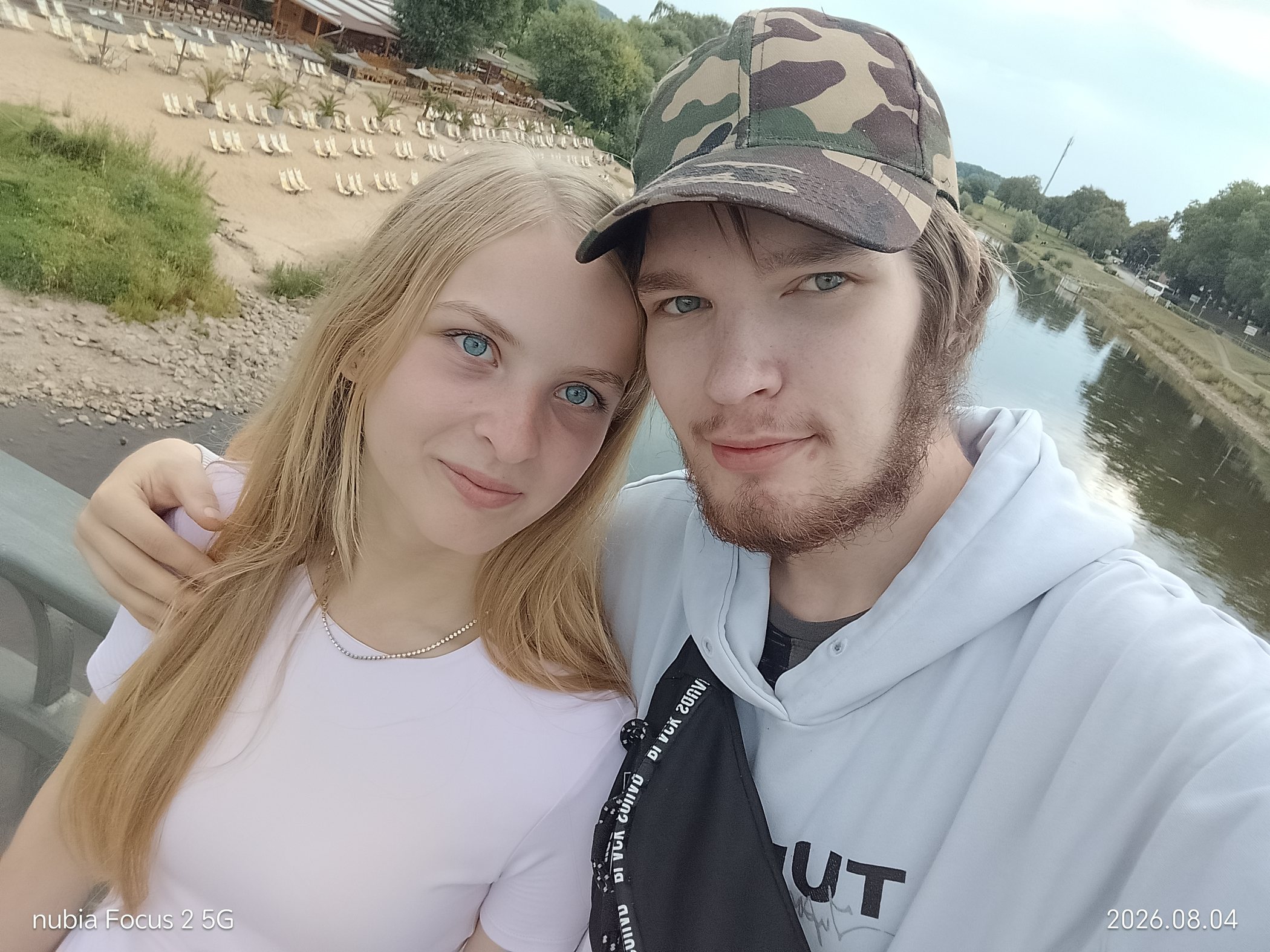 Tim und Meilna zusammen am Wasser