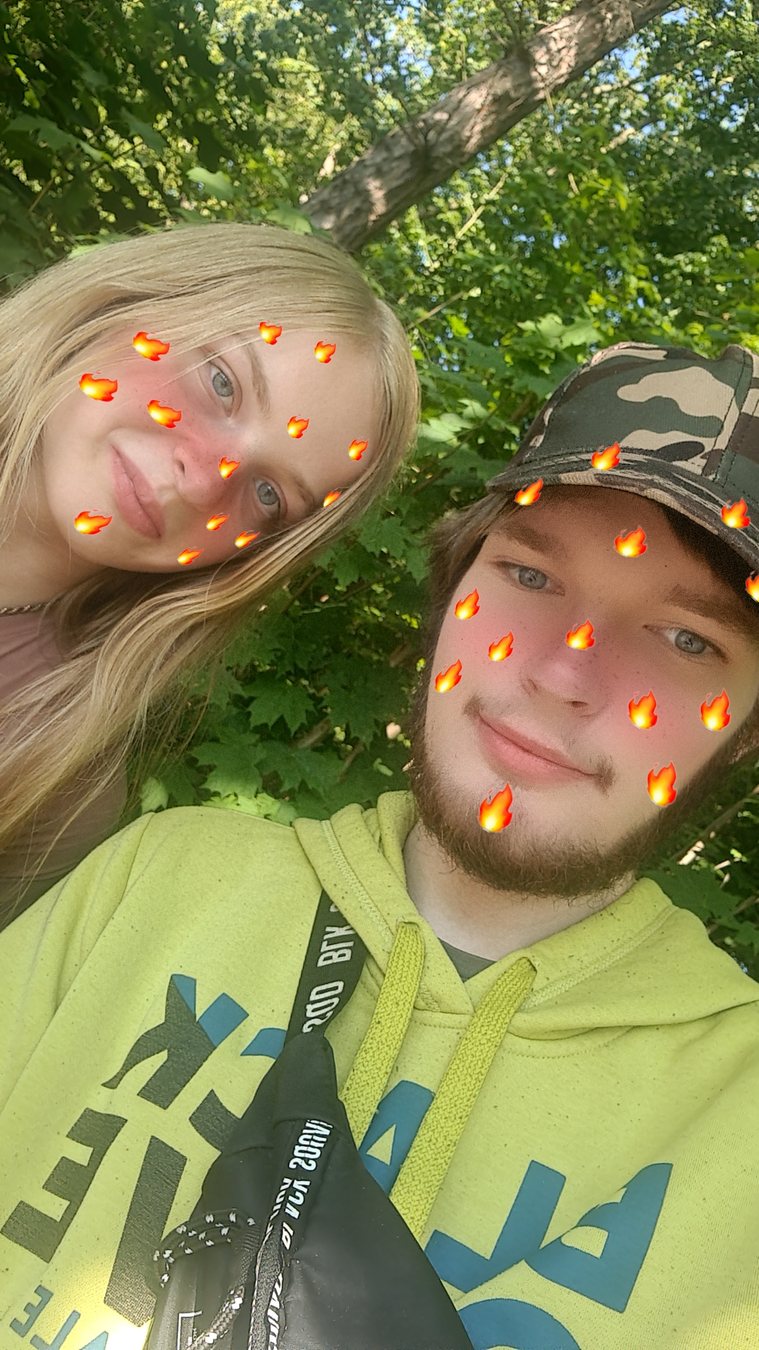 Ein verspieltes Selfie von Tim und Meilna draußen