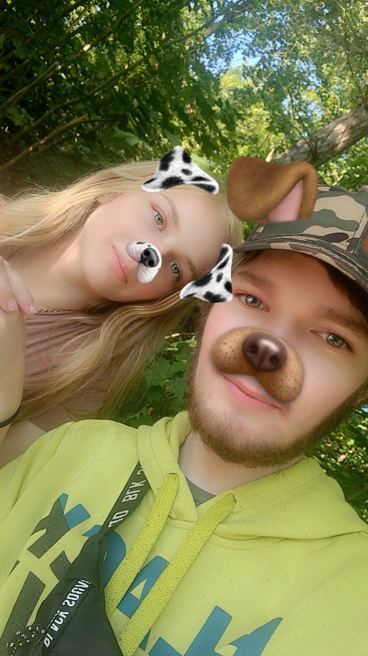 Tim und Meilna mit lustigem Hundefilter im Grünen